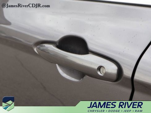 Used 2022 Toyota Camry SE image 19