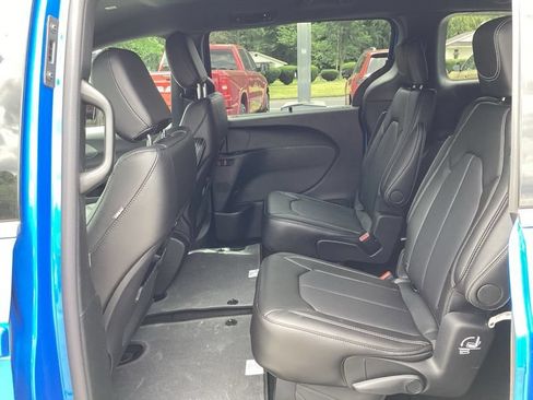 New 2027 Chrysler Pacifica Select AWD/4WD image 18