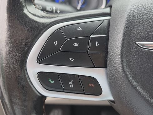 Used 2019 Chrysler Pacifica Touring-L FWD image 28