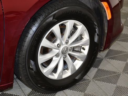 Used 2019 Chrysler Pacifica Touring-L FWD image 39