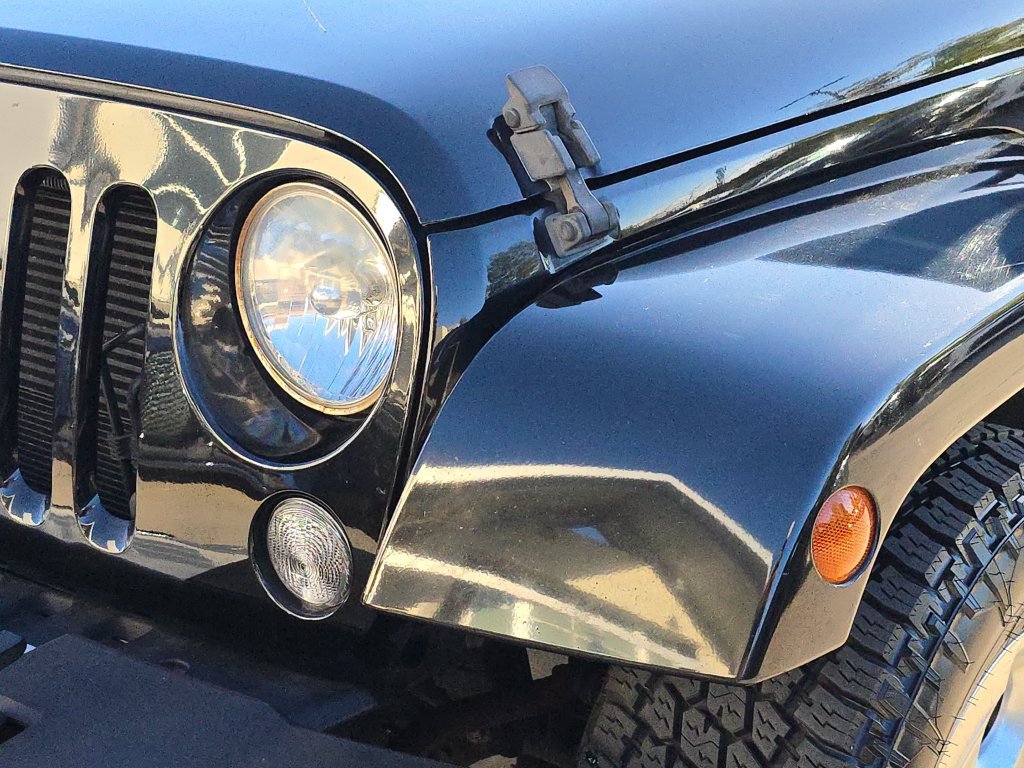 Used 2015 Jeep Wrangler Unlimited Sahara w/ Connectivity Group AWD/4WD image 35