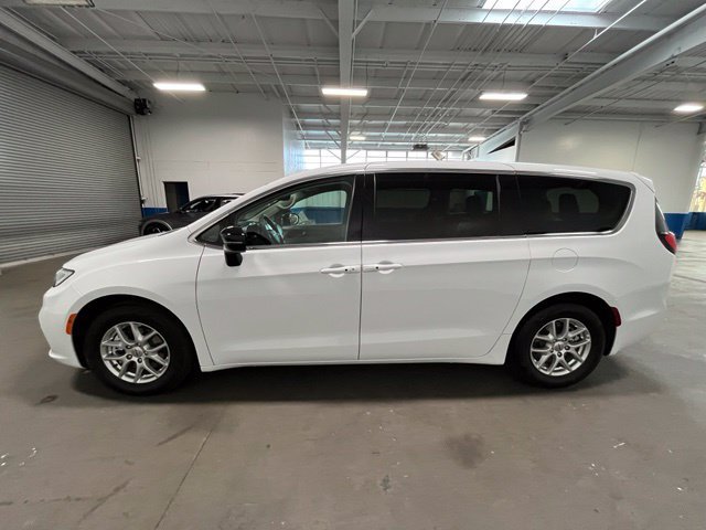 Used 2024 Chrysler Pacifica Touring-L FWD image 6