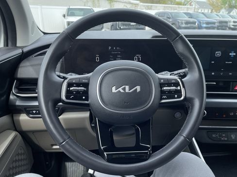 Used 2025 Kia Carnival FWD image 17
