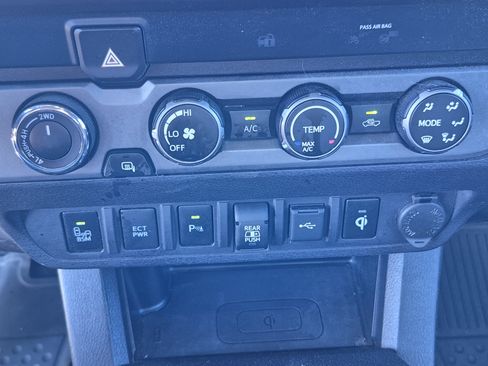 Used 2020 Toyota Tacoma TRD Sport w/ Technology Package AWD/4WD image 33