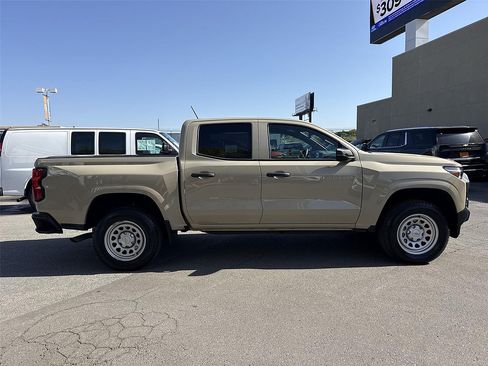 Used 2024 Chevrolet Colorado W/T RWD image 2