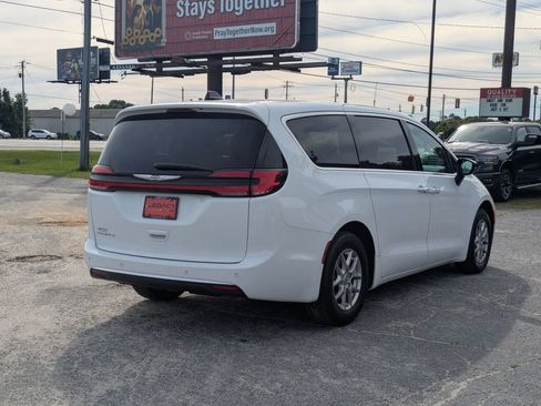 Used 2025 Chrysler Pacifica Select FWD image 7