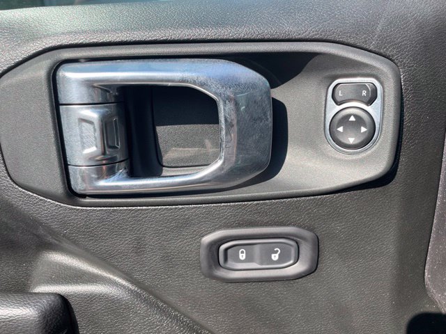 Used 2025 Jeep Gladiator Mojave w/ Convenience Group AWD/4WD image 15