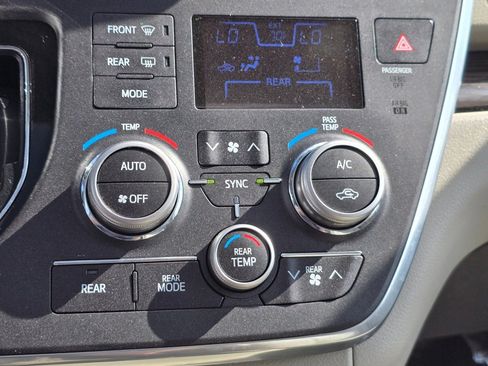 Used 2016 Toyota Sienna XLE Premium FWD image 15