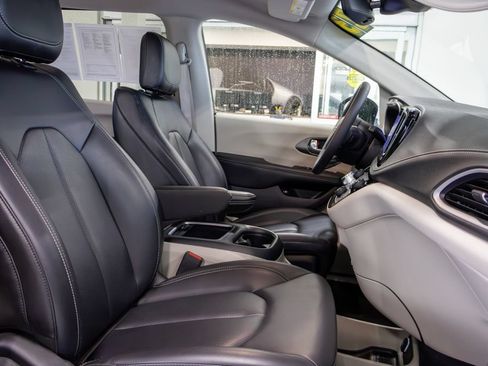 Used 2023 Chrysler Pacifica Touring-L FWD image 12