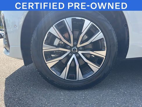 Certified 2025 Volvo XC60 B5 Plus AWD/4WD image 28