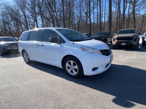 Used 2013 Toyota Sienna L image 10