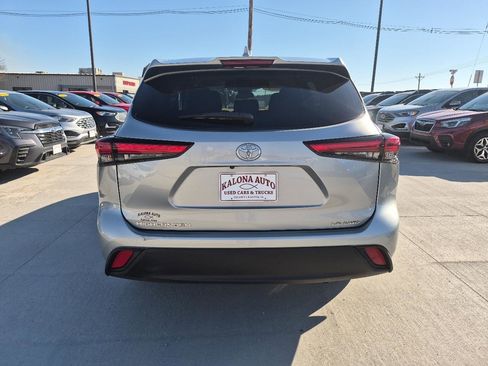 Used 2021 Toyota Highlander LE image 7
