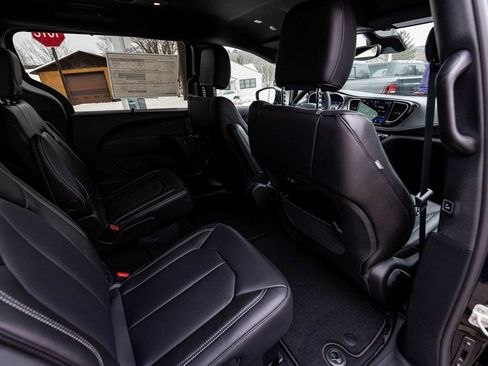 New 2026 Chrysler Pacifica Select AWD/4WD image 28