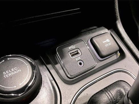 Used 2019 Jeep Cherokee Latitude Plus w/ Cold Weather Group image 32