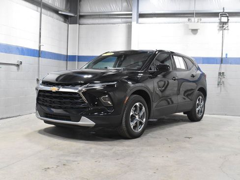 Used 2025 Chevrolet Blazer LT FWD image 2