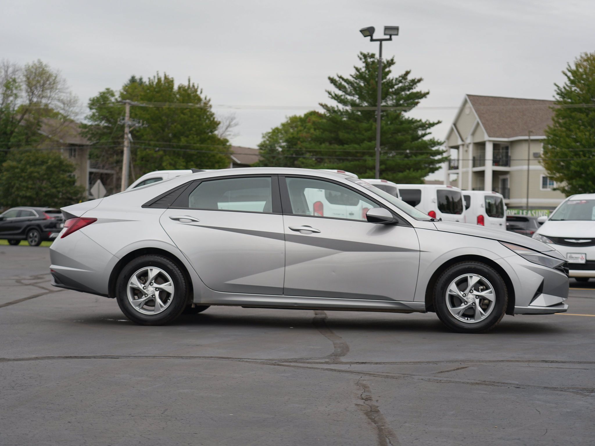 Used 2021 Hyundai Elantra SE FWD image 2