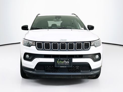 Used 2025 Jeep Compass Latitude AWD/4WD image 2