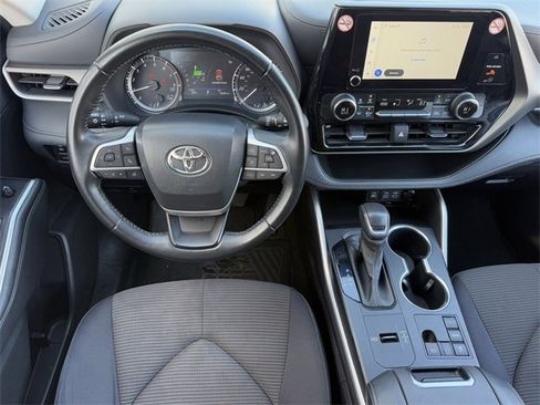 Used 2023 Toyota Highlander LE image 11
