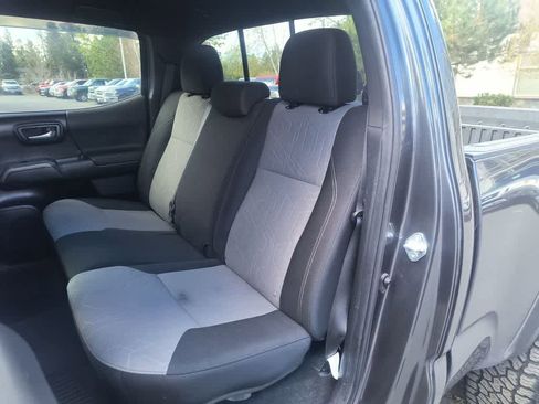 Used 2022 Toyota Tacoma TRD Off-Road image 21