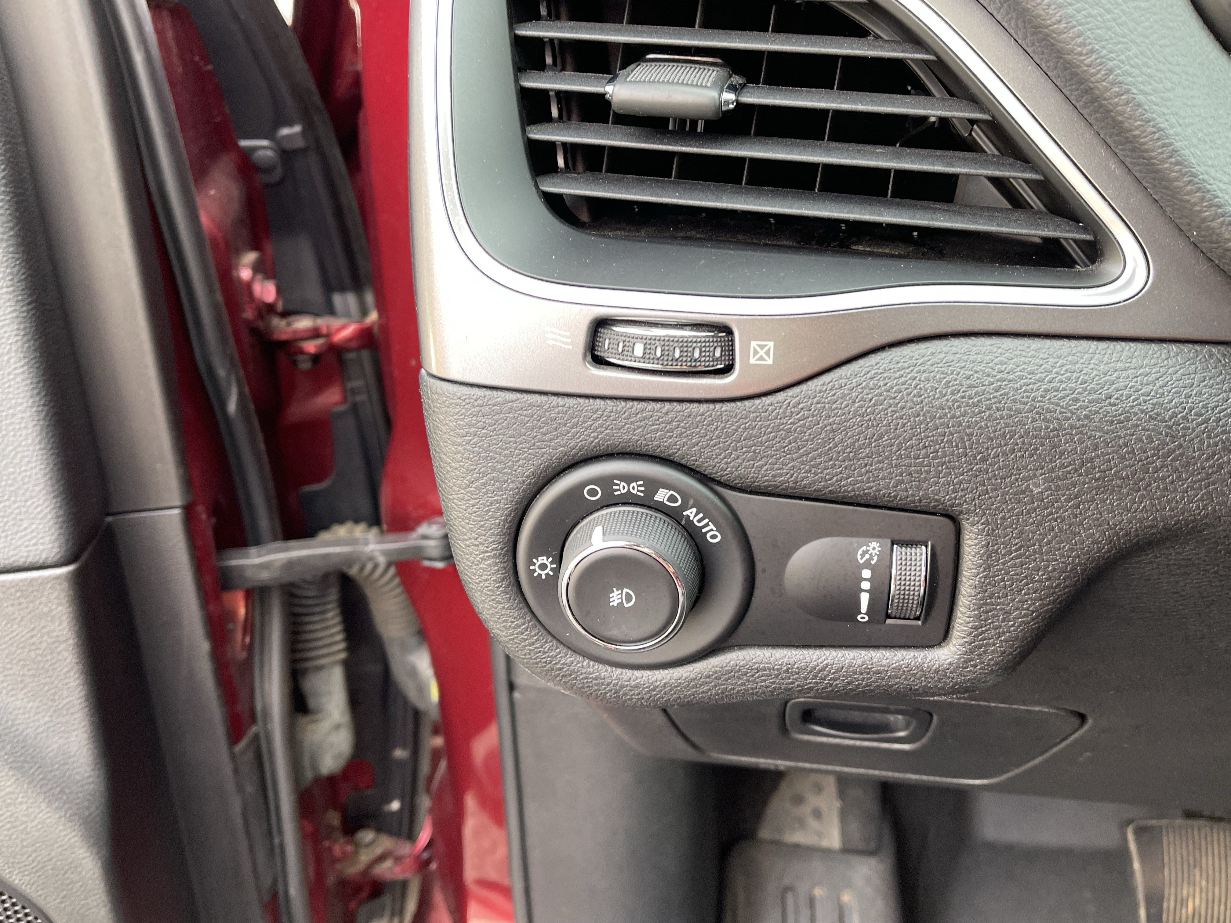 Used 2019 Jeep Cherokee Latitude w/ Popular Appearance Group FWD image 24