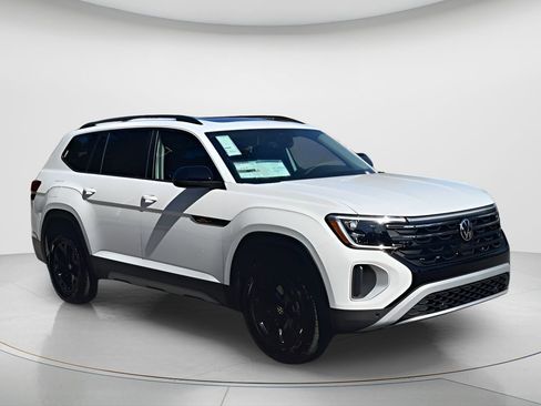 New 2026 Volkswagen Atlas Peak Edition AWD/4WD image 2