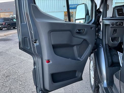 Used 2022 Ford E-Transit Medium Roof image 19