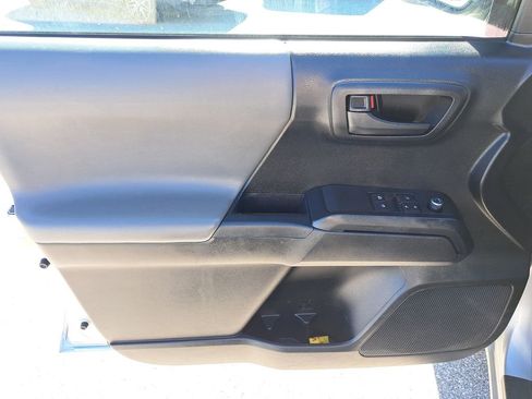 Used 2017 Toyota Tacoma SR image 7