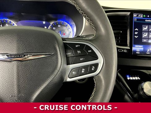 Used 2025 Chrysler Pacifica Select FWD image 11