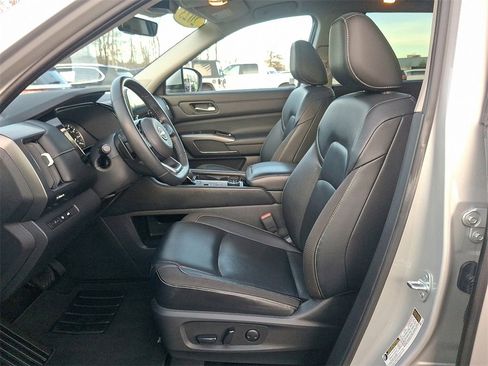 Used 2023 Nissan Pathfinder SL w/ SL Premium Package image 15