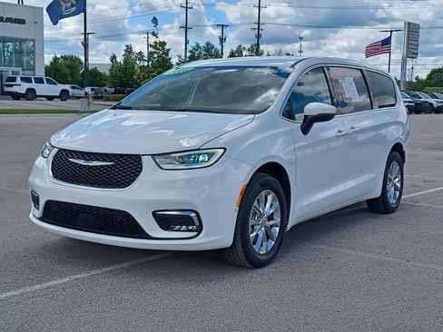 Used 2023 Chrysler Pacifica Touring-L w/ Uconnect Theater Family Group AWD/4WD image 2