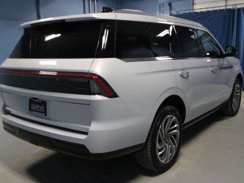 New 2026 Lincoln Navigator Reserve AWD/4WD image 30