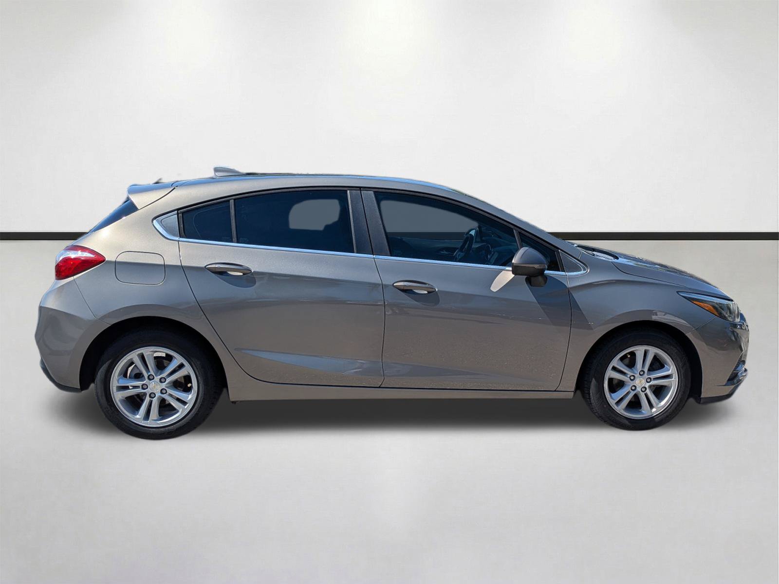 Used 2018 Chevrolet Cruze LT w/ Convenience Package FWD image 3