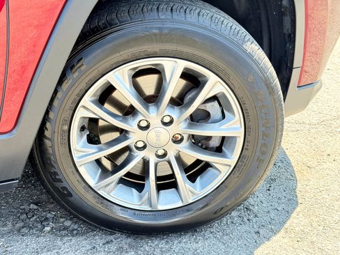 Used 2019 Jeep Cherokee Latitude Plus w/ Comfort/Convenience Group image 91