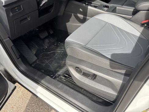 New 2026 Volkswagen Tiguan SE image 14