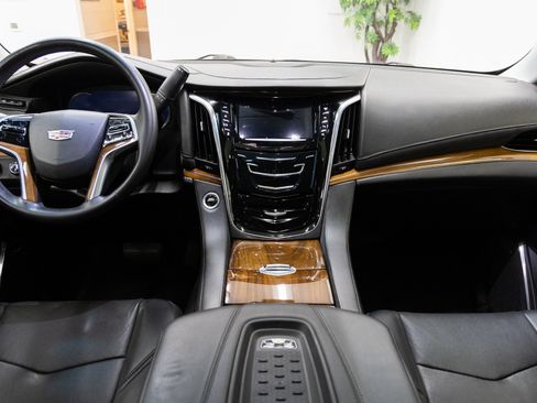 Used 2017 Cadillac Escalade Premium Luxury image 5