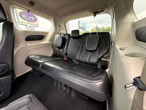 Used 2020 Chrysler Voyager Lxi image 9