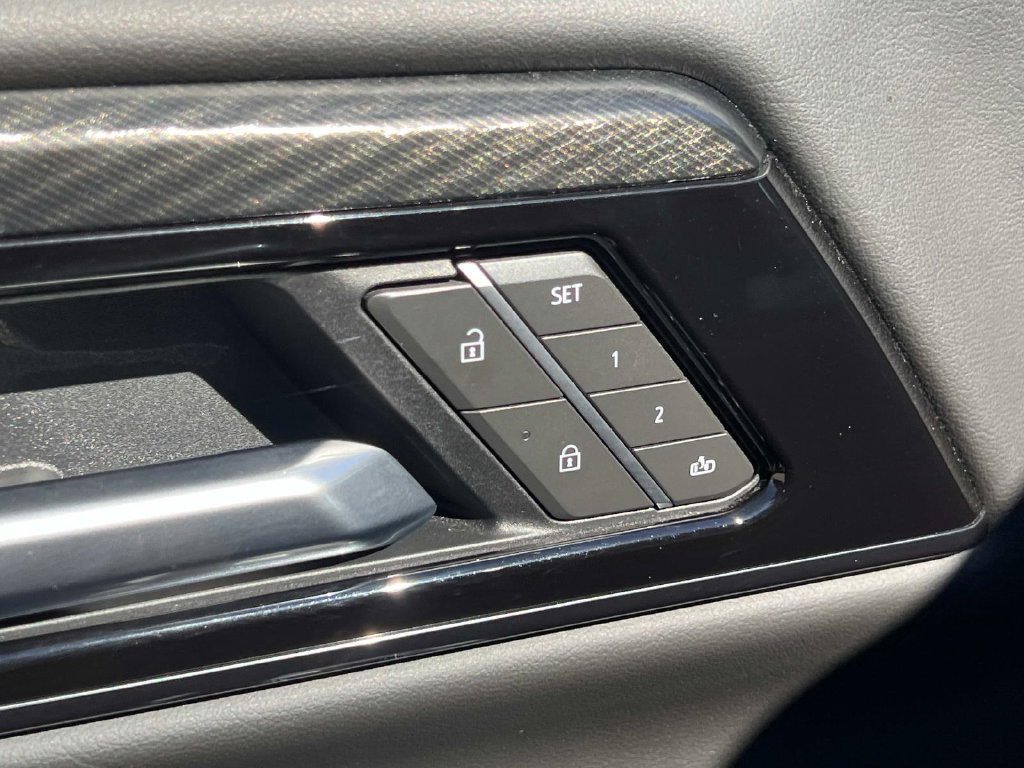 Used 2025 GMC Yukon XL AT4 AWD/4WD image 16