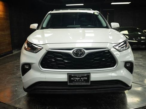 Used 2021 Toyota Highlander LE AWD/4WD image 3