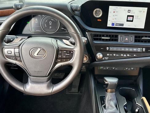 Used 2025 Lexus ES 300h w/ Premium Package image 29