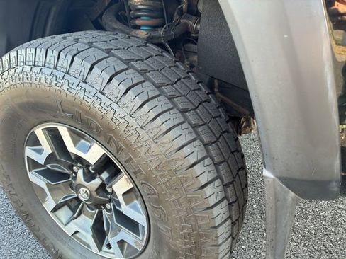 Used 2018 Toyota Tacoma TRD Off-Road w/ Technology Package image 23