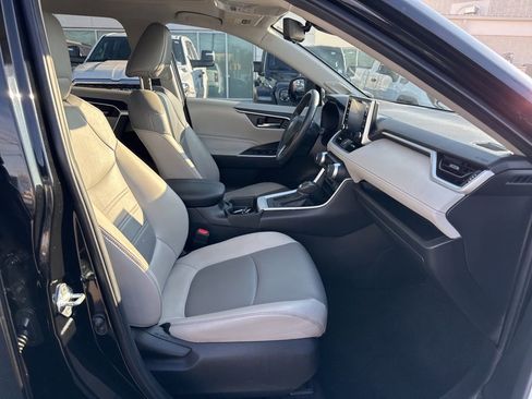 Used 2021 Toyota RAV4 XLE Premium image 16