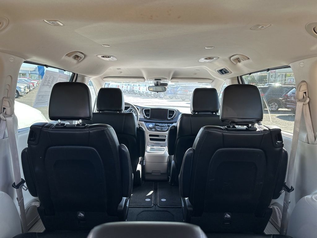 Used 2024 Chrysler Pacifica Touring-L FWD image 11