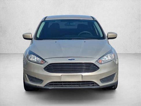 Used 2018 Ford Focus SE FWD image 2