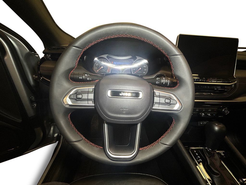 Used 2025 Jeep Compass Trailhawk AWD/4WD image 12