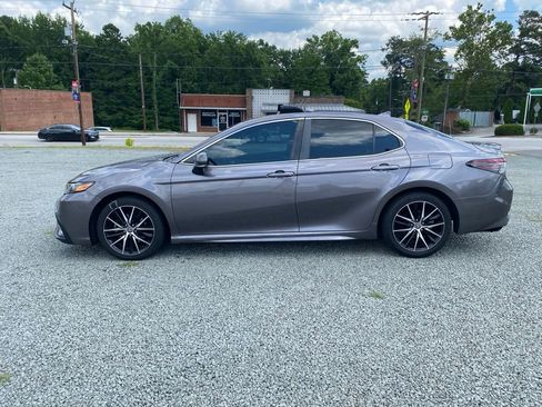 Used 2022 Toyota Camry SE image 6