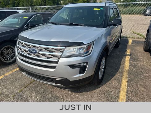 Used 2018 Ford Explorer XLT w/ Equipment Group 202A AWD/4WD image 2