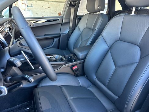 Used 2025 Porsche Macan image 5
