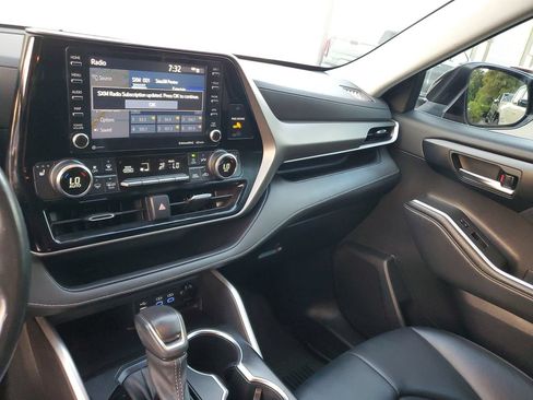Used 2022 Toyota Highlander XLE AWD/4WD image 26