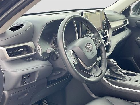 Used 2024 Toyota Highlander XLE image 9