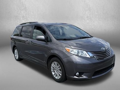Used 2017 Toyota Sienna XLE FWD image 6